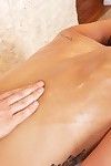 Kelsi Monroe disfruta el masaje y el masajista