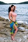 Elegancki przykład Laura Lew dwa wkręca na w Plaża