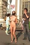Boneca aceita stripped, Obrigado até e parafusado ao ar livre no público lugares