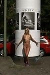 Jolie reçoit stripped, joint jusqu' et pénétré de plein air dans public lieux