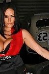 enorme breasted Carmella Bing no vermelho blusa e moreno curto saia adquire resíduos penetrou no o garagem