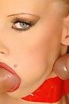 नीले आंखों ग्लैमर गोरा gitta गोल्डन बालों वाली में शानदार लाल पोशाक आदमी इस्तेमाल किया :द्वारा: ट्रिपल सज्जनों