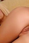 魅力 金发碧眼的 埃莉诺 在 粉红色 表示 她的 松 肛门 和 获得 facialized 之后 屁股 钻孔