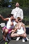 grootste busted tennis spelers hebben een ardent twee mannen plus een vrouw met een hung dude outdoor