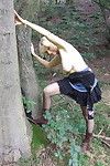 blond placid Hündin Spielen Nackt in die Wald