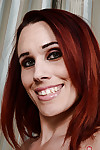 redheaded , नमूना क्रिस्टल Rayne खींच नीचे अंडरवियर करने के लिए खुलासा बिना बालों वाली योनि