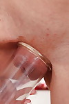 seksueel geïntrigeerd donker Bruin amateur rood Candy gebruik een baarmoeder pomp in rood