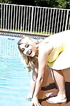 गोल्डन बालों वाली सुंदर Kimmy नार्वेजियन निकालता है कपड़े नंगा :द्वारा: तैराकी पूल के लिए गुदा छूत