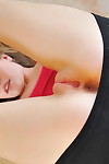 Flexy प्रिय चमकती नग्न अपस्कर्ट & toying चमकदार पर शीर्ष भट्ठा के साथ ककड़ी करीब ऊपर