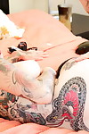татуированные Детка Джоанна королева спорт Красный губы хотя курить в неукротимый чулки