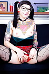 tatuado Necro Nicki no tranças & anágua no de joelhos mostrando empresa um buraco