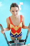 wiry 若 水泳選手 Rebeca 首 特典 から a 微細 肛門 驚異的 & を開始 広 のための ディック 水