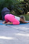 blond Honig in rosa Yoga Shorts Sport ein creampie anschließend ein interracial dp