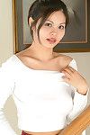 किशोर पूर्वी एशियन प्रिय baring अपार साधारण स्तन और चिकनी हुआ में OTK मोज़ा