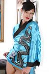 Kleinkind oriental chicito in kimono Erweiterung Ihr bis bis jetzt Glänzend auf top Vagina