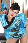 bébé oriental chicito dans kimono l'élargissement de Son jusqu' jusqu' maintenant brillant sur top Vagin