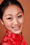tiener japans Angel patroon Evelyn Lin onthulling Mini Tieten en glanzend op top cooch