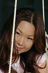 Adolescente japonés modelo El deslizamiento off las cadenas de al aire libre a revelan ondulado jaula de el amor