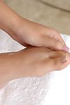puber japans solo darling verwijdert kleding en massages Hawt benen en barefeet