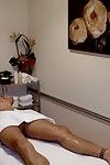 Titsy oriental Allanah est compétent dans action handjobs alors que massage