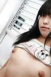 Corpulente japans hotty Yoshino Ohata verwijdert kleding naar beneden en winsten haar kaal ontuchtige gespleten Gauwdieven