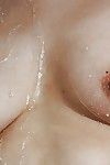 性的 オリエンタ Milf と 潤沢な apple ボトムス 綾子 佐久間 魅惑的な 大浴場 - 洗面所