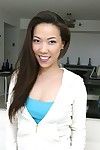 alegre Chinês jovem no Calças de brim roupa interior revelando ela fanny e convidar gentile