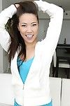 alegre Chinês jovem no Calças de brim roupa interior revelando ela fanny e convidar gentile