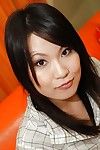 alegre japonês Beleza Kumiko Naruoka despir-se e alargamento ela inferior lábios