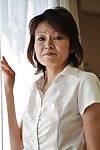 Tímido Sazonado Chino señora Takako kumagaya desvestirse y la expansión de su Las piernas