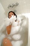 طفيف الصينية الرضع starlingz المواقف يتعرض على الرغم من أن شفويا التركيز فقاعات في حمام