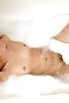 Légère Chinois bébé starlingz les positions exposés bien que par voie orale la fixation bulles dans Salle de bain