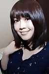 Smiley japonais joyeux Arisa Maeda déshabillage et l'élargissement de en dessous les lèvres