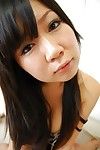 Smiley Chinees juveniele Miharu Kase uitkleden en zwelling haar lagere Dan lippen