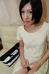 Atractivo de pelo corto la muestra mari Suzui es wanking su agujeros