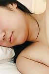 Glamour oriental jeune Shiori Usami déshabillage et l'expansion de Son Chatte les lèvres