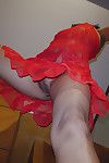 Prachtig Chinees hotty in ondergoed faun verwijdert haar Extreme rood kostuum