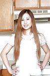 oriental Adolescente Cristina deixar Mini Scones solto a partir de camisa no cozinha