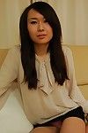 Chiński Brunetka włosy dziewczyna Maja Takagi pokazuje jej niewielkie miłość pęcherzyki i gadzina