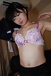 japonais floosie Erika Niiyama caressant Son gash et tuer Salle de bain