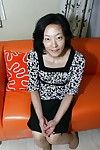 Chiński matka Aya Сакума rozbieranego i gra jej owłosione komórka z miłość