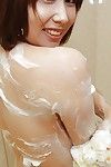 Bosomy orientale sugarplum Tomoko Ochiai accarezza shes Incantevole bagno