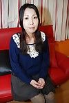 Brown cabello Chino modelo Yui Nakazato demuestra su petite mujer los pasaportes