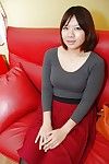 Sluiten tot upskirt Scene met Chinees puber hottie in buis Harumi Okuno
