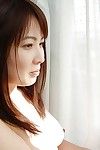 Séduisante japonais sombre cheveux modèle momo montrant Son l'amour bulles et gentile