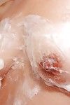 Çekici Çin milf Yumi gösterilen ve çamaşır bu traş edilmemiş tuzlu müstehcen yarık