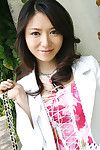 Totalmente vestido japonês sweetmeat Piscando ela de valor inestimável jarros e bush ao ar livre