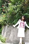 Totalmente vestido japonês sweetmeat Piscando ela de valor inestimável jarros e bush ao ar livre