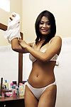 Leggy Chinês Gal revelando mamute melões e jovem o pentelho durante o horário Que striptease sem roupa