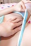 Attraente giapponese teen Lily mostrando off Il suo Liscia Asiatico cumhole